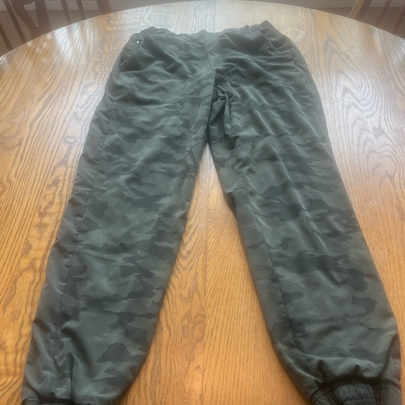 LAST CALL Athleta Brooklyn Textured Lined Joggers Pants Olive Green Camo Size 6 - Picture 4 of 11